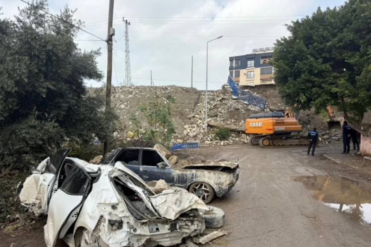 İstinat duvarı &ccedil;&ouml;kt&uuml;: Park halindeki ara&ccedil;lar hurdaya d&ouml;nd&uuml;