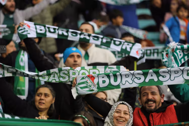Bursaspor, Adana engelini zorlanmadan geçti...