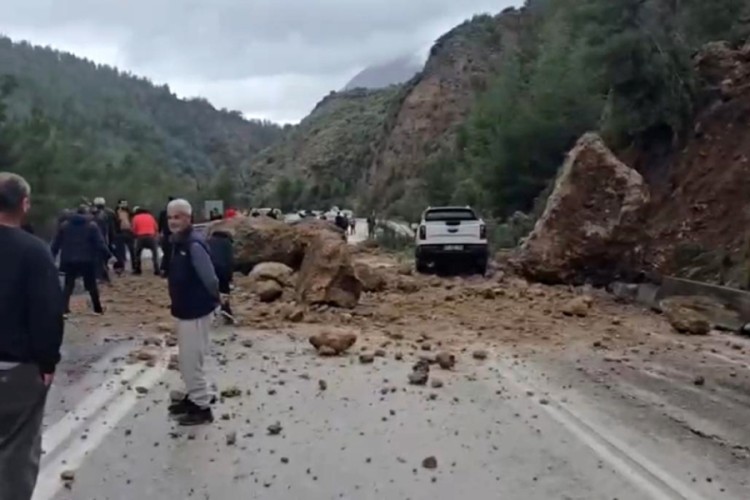 Burdur'da dev kayalar yola d&uuml;şt&uuml;, ulaşım durma noktasına geldi