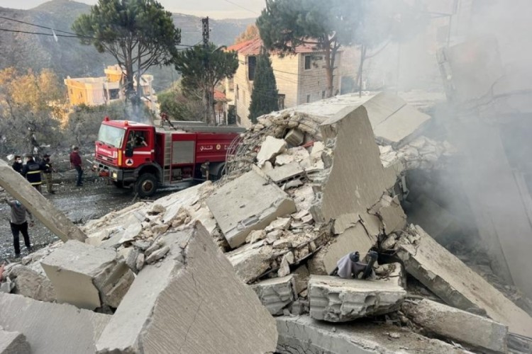 İsrail, L&uuml;bnan'ın g&uuml;neyinde bir araca saldırı d&uuml;zenledi