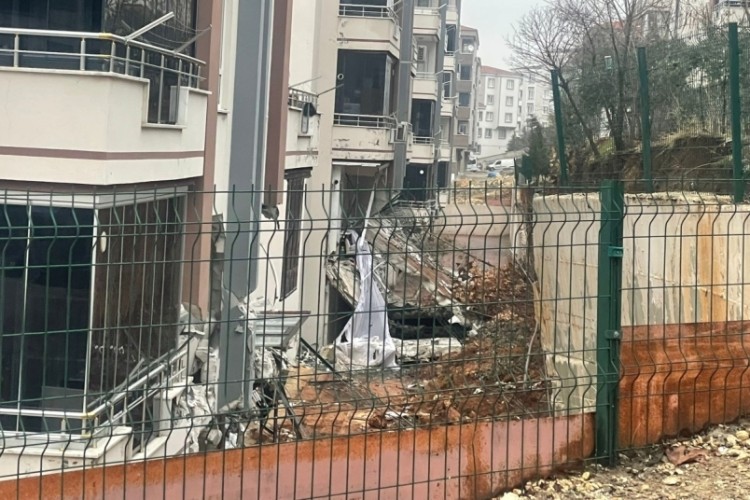 Gaziantep'te istinat duvarı &ccedil;&ouml;kt&uuml;; 4 daire ve 3 ara&ccedil; hasar g&ouml;rd&uuml;