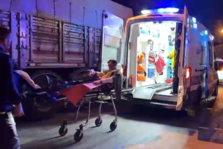 &Ccedil;orum'da parkta bı&ccedil;aklı kavga: 1 yaralı