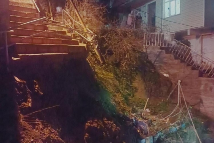 İstanbul'da binanın bitişiğindeki merdiven &ccedil;&ouml;kt&uuml;