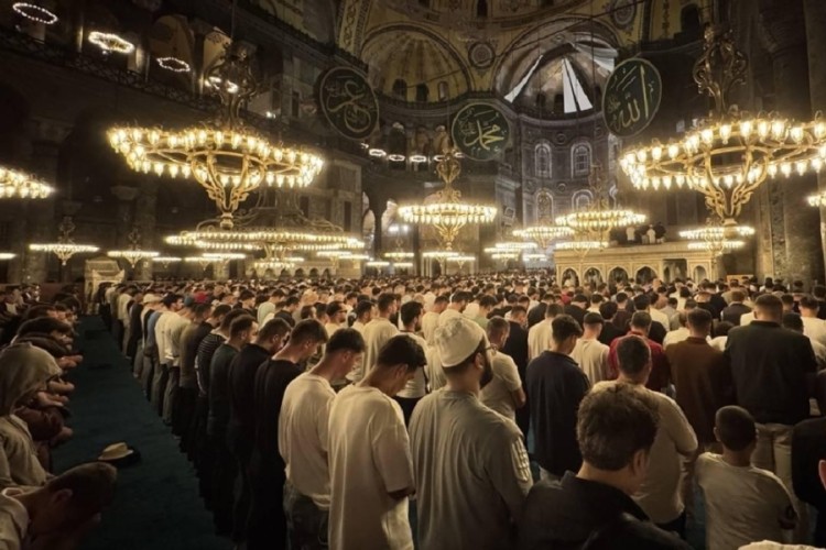 Ramazanın m&uuml;jdecisi Berat Kandili bug&uuml;n idrak edilecek
