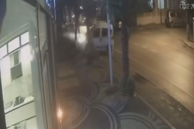 Hafif ticari aracın &ccedil;arptığı yaya &ouml;ld&uuml;; kaza kamerada