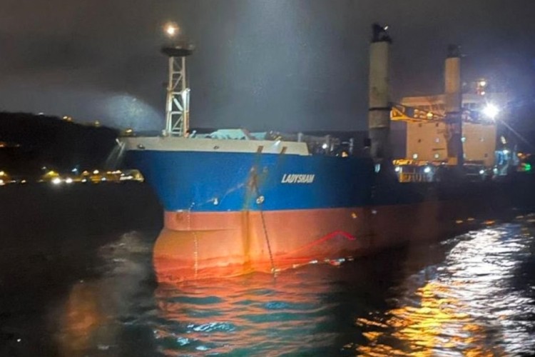 İstanbul Boğazı'nda arızalanıp s&uuml;r&uuml;klenen kuru y&uuml;k gemisi kurtarıldı