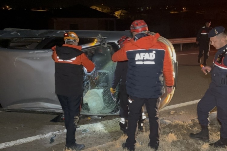 Otomobil devrildi: Yaralılar var