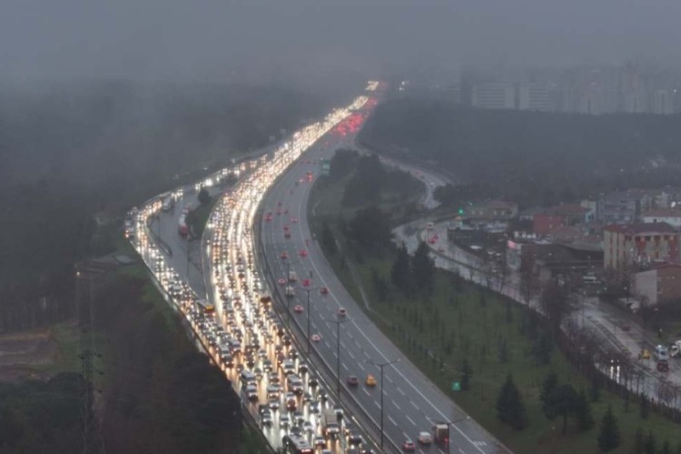 Ara tatil sona erdi: İstanbul'da trafik kilitlendi!