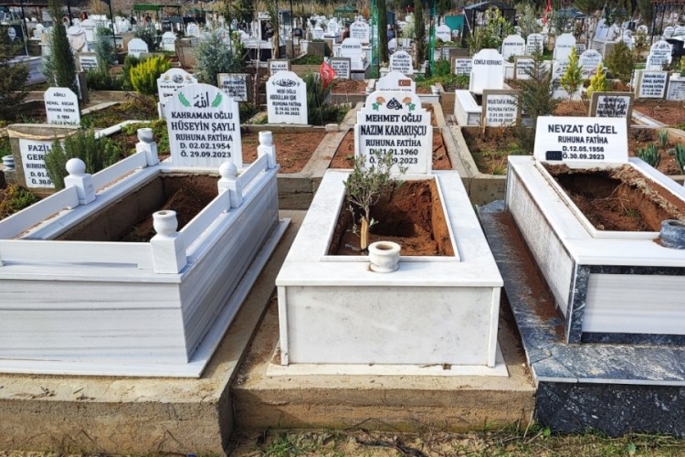 Mezarlıkta felaket! Kabirler &ccedil;&ouml;kt&uuml;, vatandaş isyanda