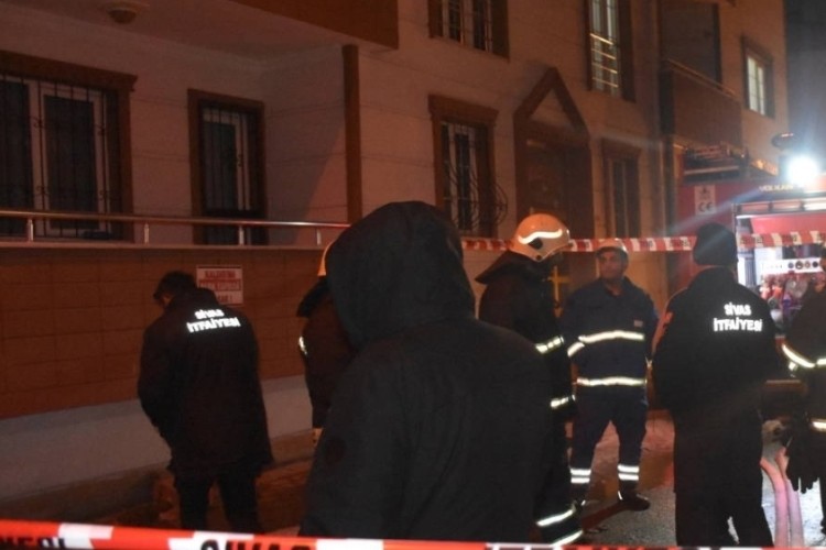 2 katlı ev alevlere teslim oldu! 26 kedi &ouml;ld&uuml;...