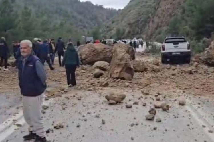 Antalya-Isparta karayolunda heyelan!