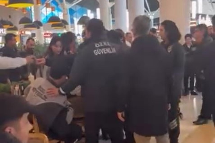 Alışveriş merkezinde ortalık karıştı! G&uuml;venlik g&ouml;revlisi bı&ccedil;aklandı
