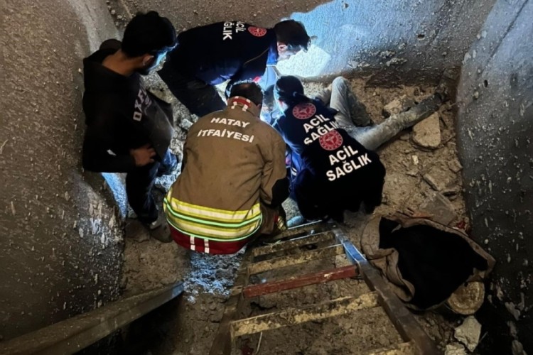 Antakya'da asans&ouml;r boşluğuna d&uuml;şen iş&ccedil;i yaralandı