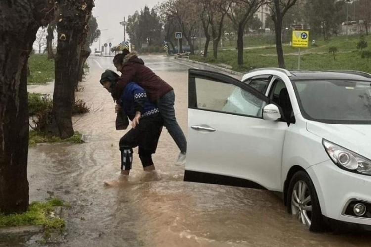 Sağanak yağış hayatı fel&ccedil; etti: İş yerlerini su bastı