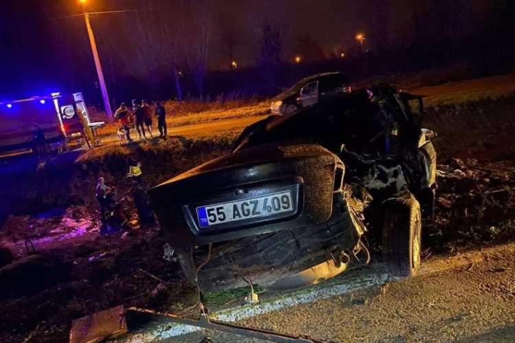 Samsun'da otomobil ağaca &ccedil;arpıp devrildi!