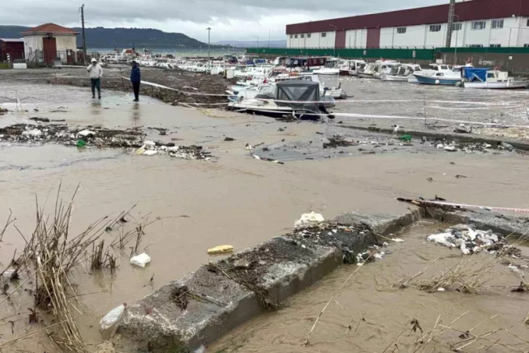 Sağanak yağış Kepez &Ccedil;ayı'nı taşırdı!