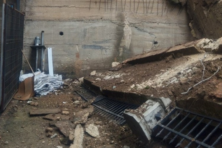 Sağanak yağmur okulun istinat duvarını yıktı