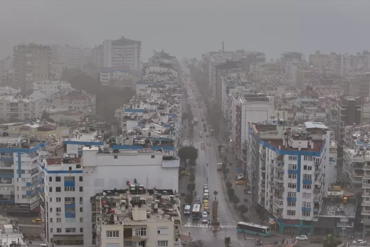 Antalya'da toz taşınımı! G&ouml;r&uuml;ş mesafesi d&uuml;şt&uuml;