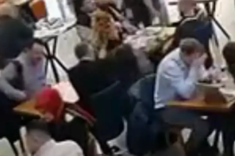 Bakırk&ouml;y'de kafede oturan Rus turisti, Cezayirli ş&uuml;pheliler soydu!