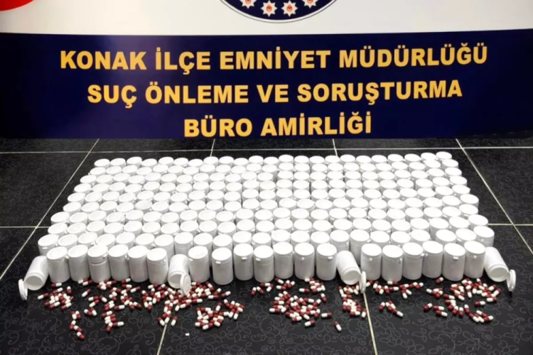 İzmir'de yarım milyona yakın uyuşturucu hap ele ge&ccedil;irildi