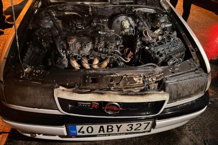 Kırşehir'de park halindeki otomobil alevlere teslim oldu