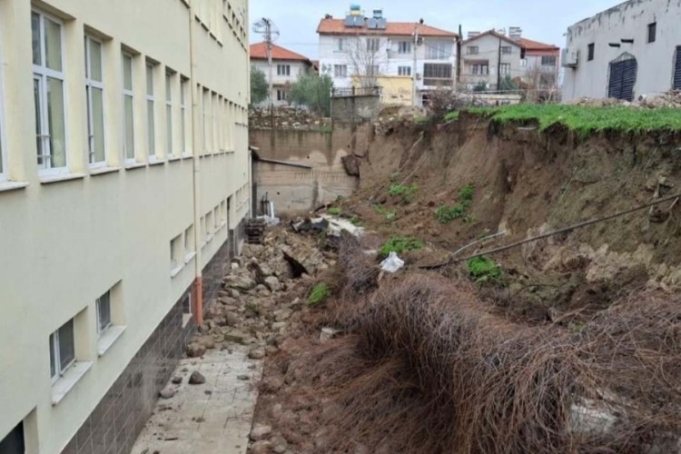 &Ouml;ğrenciler dersteyken okulun istinat duvarı &ccedil;&ouml;kt&uuml;!