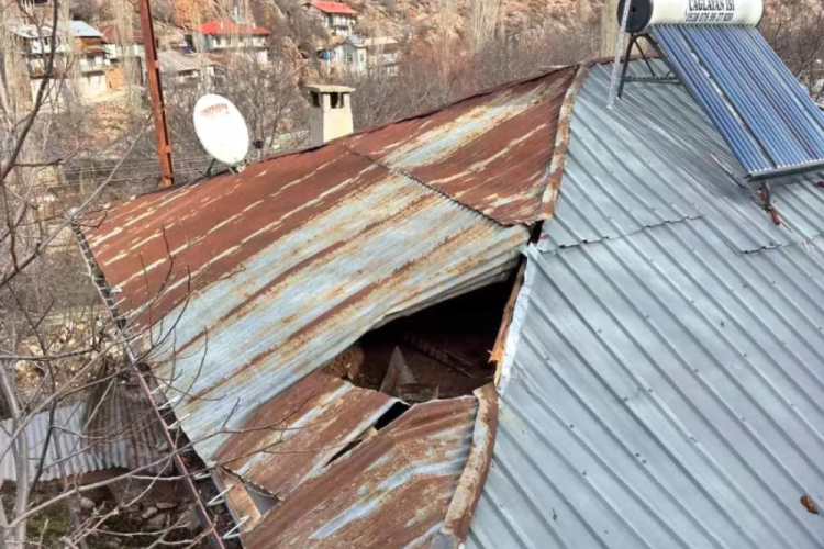 Konya'da dağdan kopan kaya par&ccedil;ası evin damına d&uuml;şt&uuml;
