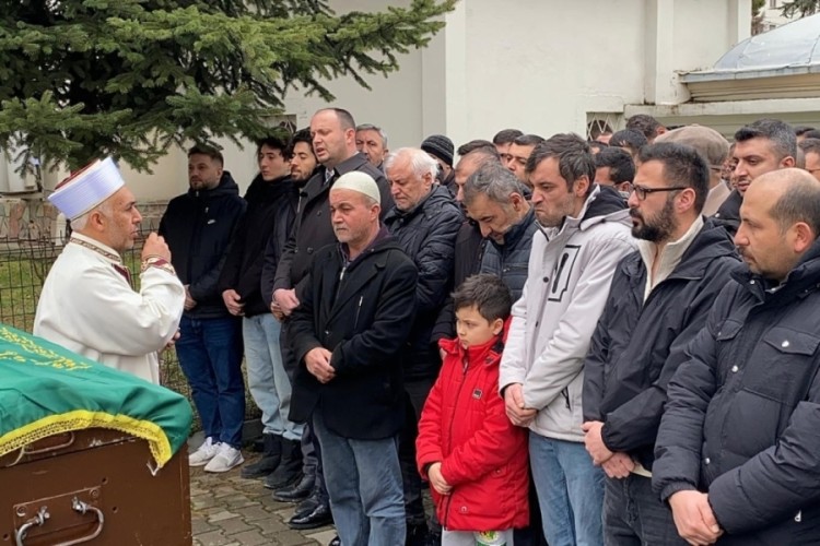 Alkoll&uuml; s&uuml;r&uuml;c&uuml;n&uuml;n hayattan kopardığı gen&ccedil; son yolculuğuna uğurlandı