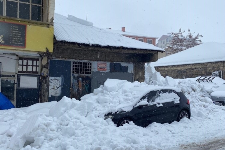 &Ccedil;atıdan d&uuml;şen kar k&uuml;tlesi araca zarar verdi