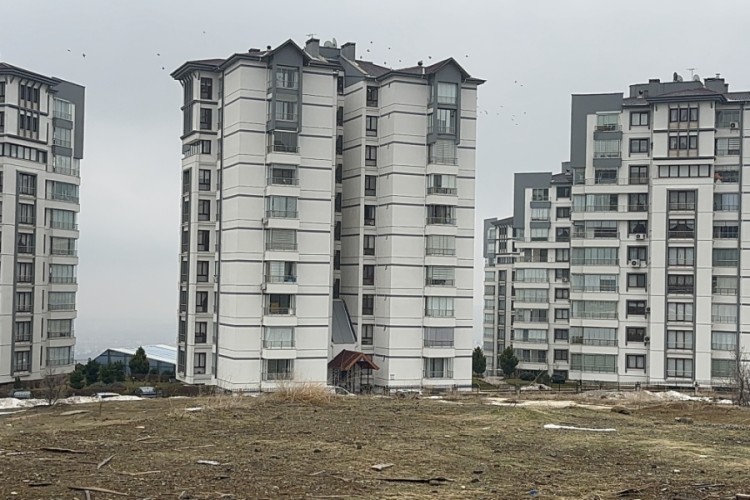 15'inci kattan kendini boşluğa bırakan gen&ccedil; hayatını kaybetti