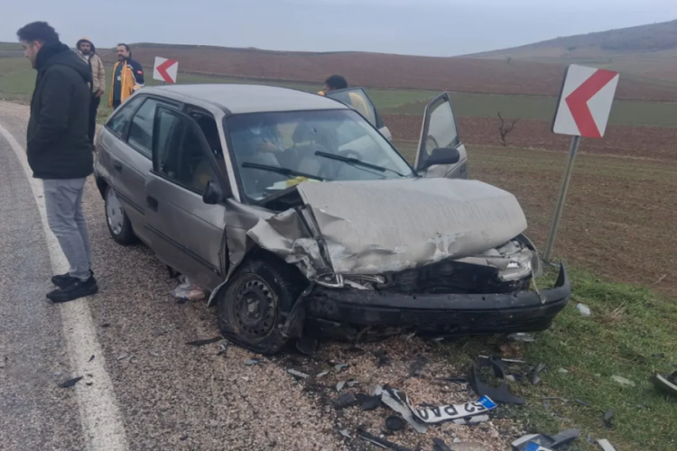 Tokat'ta 2 otomobil kafa kafaya &ccedil;arpıştı