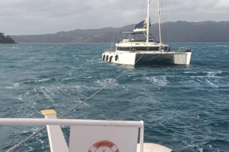 Marmaris'te s&uuml;r&uuml;klenen katamarandaki 2 kişi kurtarıldı
