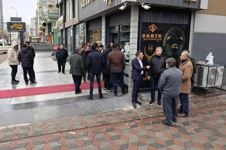 Kuyumcuda hareketli anlar! Müdahale eden polis vuruldu