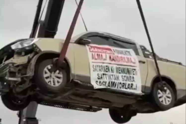 Aldığı sıfır kamyoneti, hatalı çıktı! Bayinin önünde vinçle sergiledi...