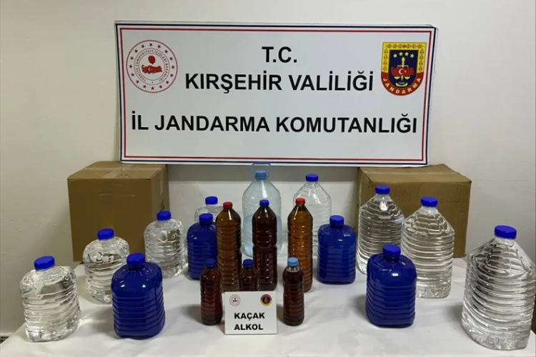Kırşehir'de ka&ccedil;ak alkol operasyonu! Litre litre ele ge&ccedil;irildi...
