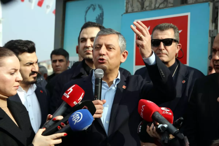 &Ouml;zg&uuml;r &Ouml;zel: Depremin siyaseti olmaz
