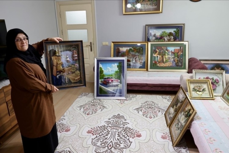 Mahallesindeki kursta &ouml;ğrendiği r&ouml;lyef tekniğiyle 12 yıldır &uuml;&ccedil; boyutlu tablolar yapıyor