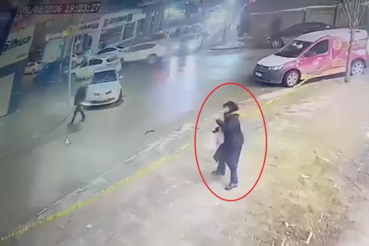 &Ccedil;atıdan d&uuml;şen buz k&uuml;tlesinin altında kalmaktan son anda kurtuldu!