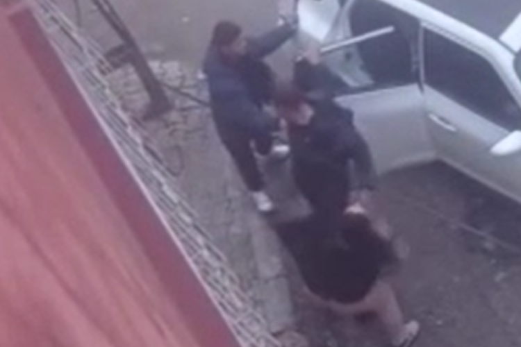 Eski eşe sokak ortasında darp! O anlar kameraya yansıdı...