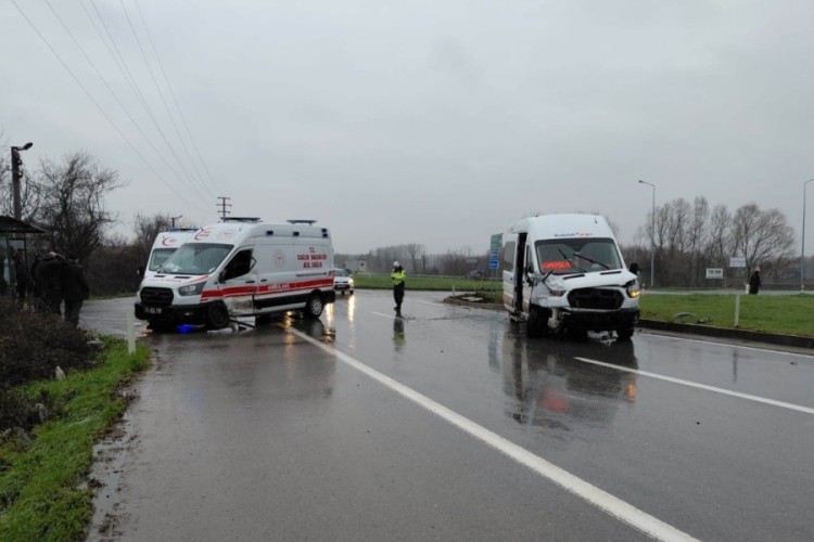 Ambulans ile servis minib&uuml;s&uuml; &ccedil;arpıştı! &Ccedil;ok sayıda yaralı var...