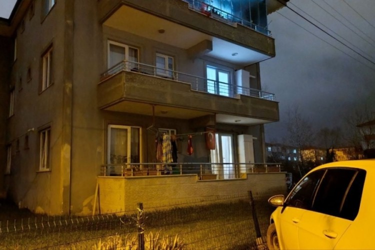 Haber alamadığı kardeşini evde &ouml;l&uuml; buldu!