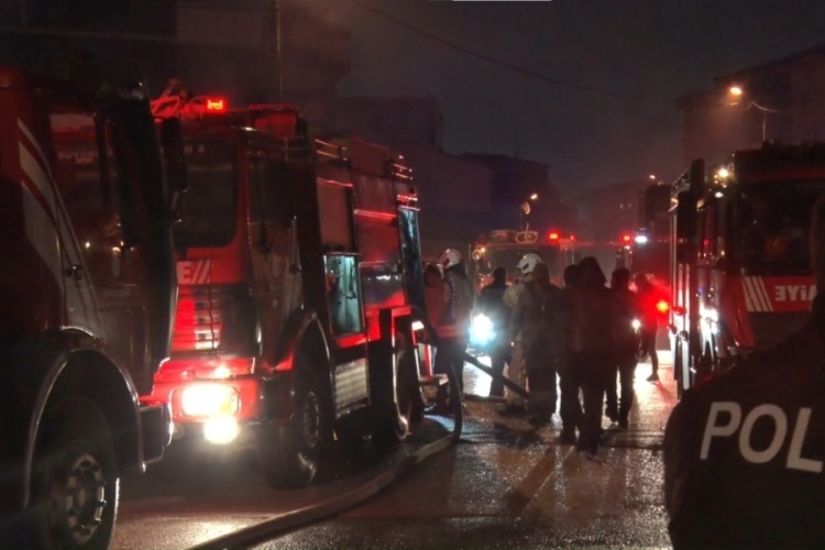 Mermer at&ouml;lyesinde yangın: 2 kişi dumandan etkilendi