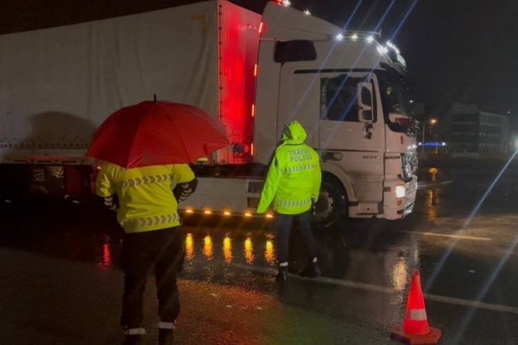 Erzincan'da sağanak, kar ve sis ulaşımı durdurdu