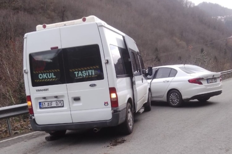 &Ouml;ğrenci servisi kazası kamerada