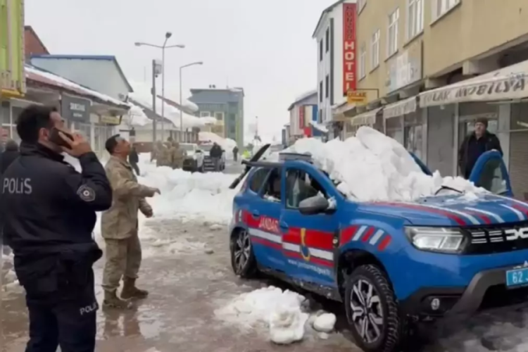 &Ccedil;atıda biriken kar, jandarma aracının &uuml;zerine d&uuml;şt&uuml;: 2 yaralı!