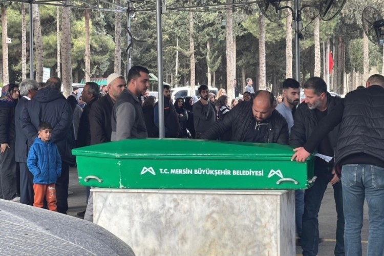 İkizleri &ouml;l&uuml;m ayırdı, 3 cenaze yan yana defnedildi