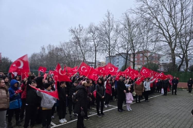 Bursa'da okullar kırmızı beyaza b&uuml;r&uuml;nd&uuml;!&nbsp;Yeni d&ouml;nemin İlk dersi şanlı bayrağımız...
