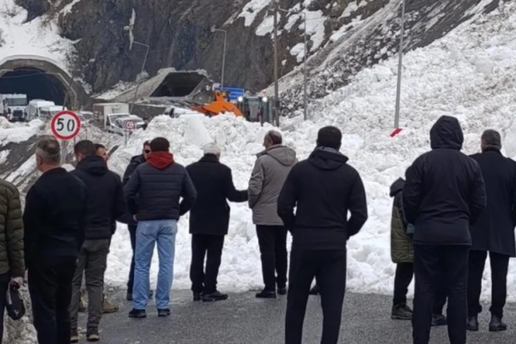 Hakkari-Van kara yoluna &ccedil;ığ d&uuml;şt&uuml;!