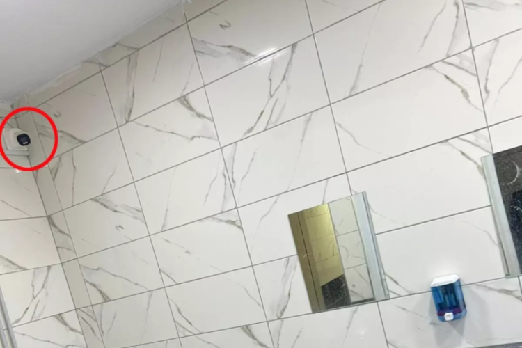 Okulda b&uuml;y&uuml;k skandal! &Ouml;ğrenci tuvaletine kamera koymuşlar...