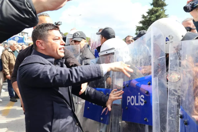Polise saldırdığı öne sürülen belediye başkanına 'hakaret' suçundan ceza!
